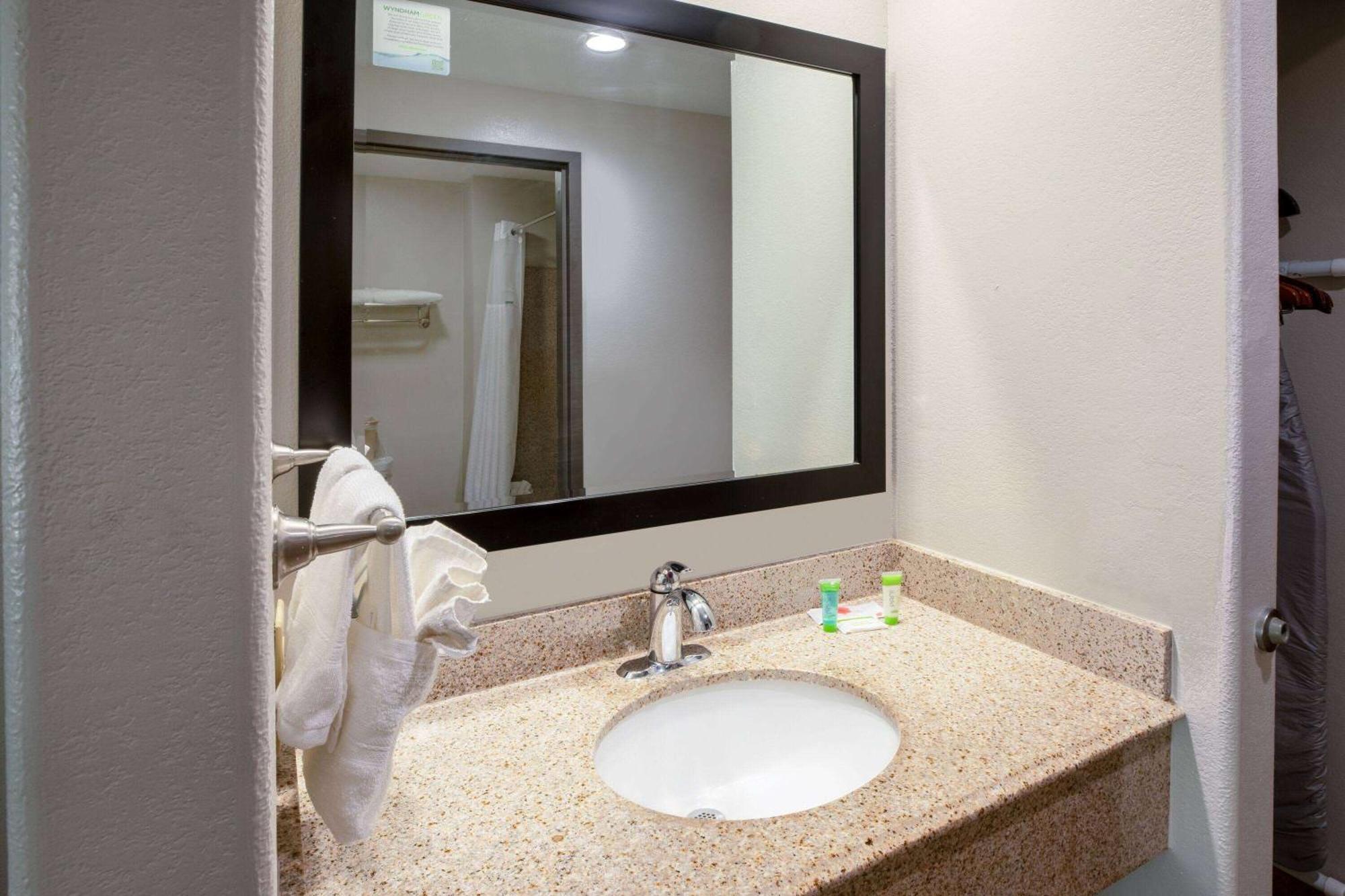 Days Inn By Wyndham Baton Rouge I-10 Prairieville Экстерьер фото